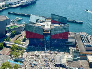 大阪港に建つ海遊館の外観