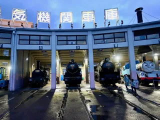 京都鉄道博物館の扇形車庫に並ぶ蒸気機関車