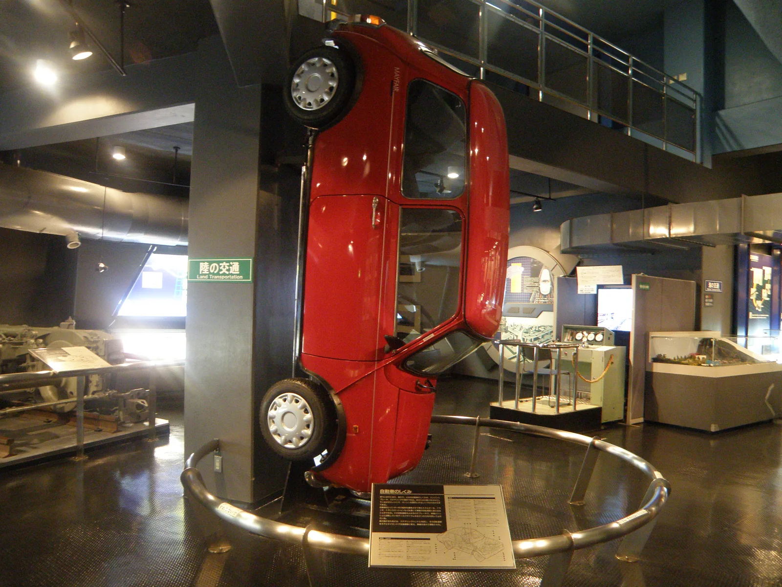 交通展示館の陸のゾーン。車両模型や交通標識が並ぶ館内展示