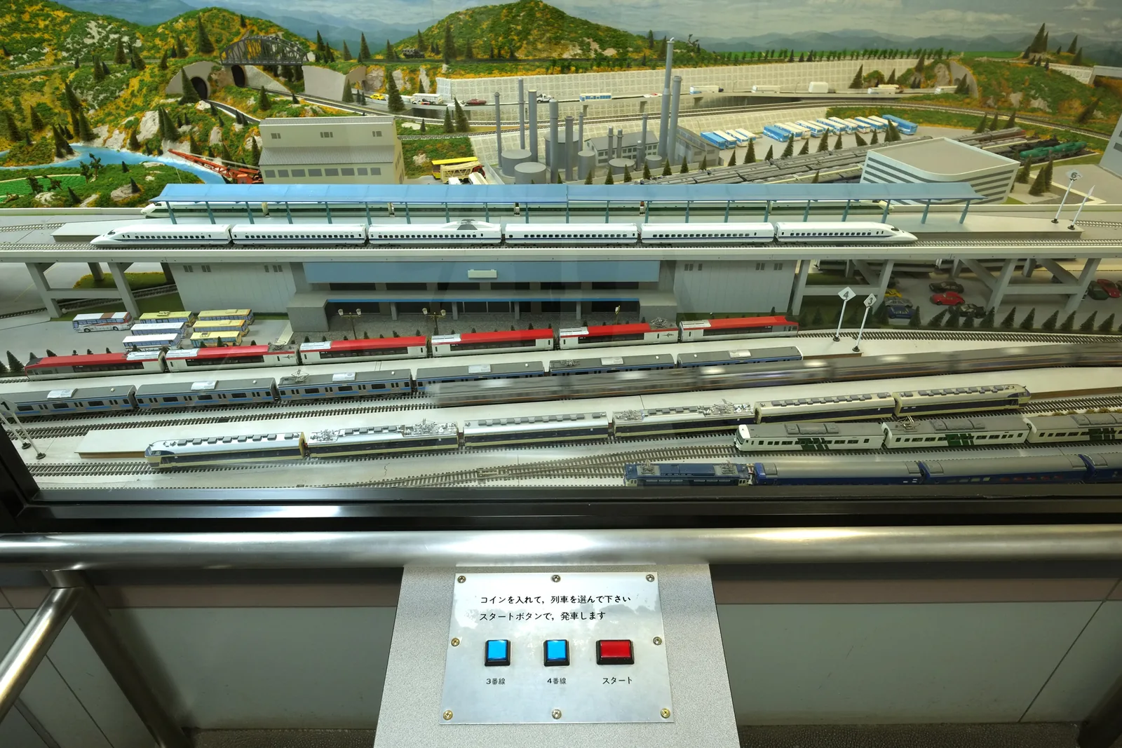交通展示館の鉄道模型。駅や線路、街並みを再現した展示