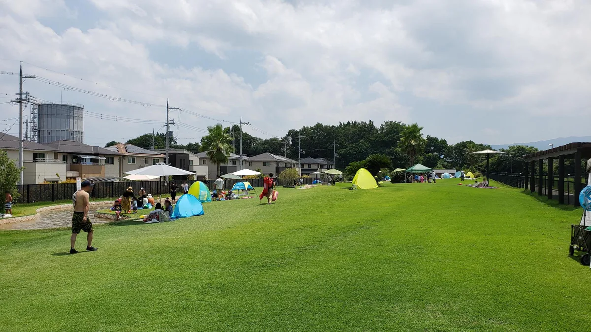 水遊び場と芝生広場の全景（人物の顔はプライバシー保護のためぼかしています）