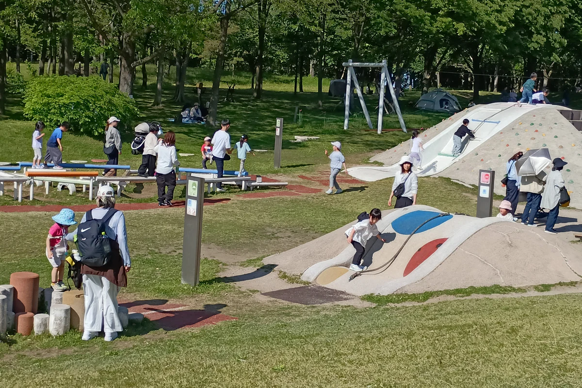 新潟県スポーツ公園ながたの森の遊具広場で遊ぶ子どもたち。人物の顔はプライバシー保護のためぼかしています