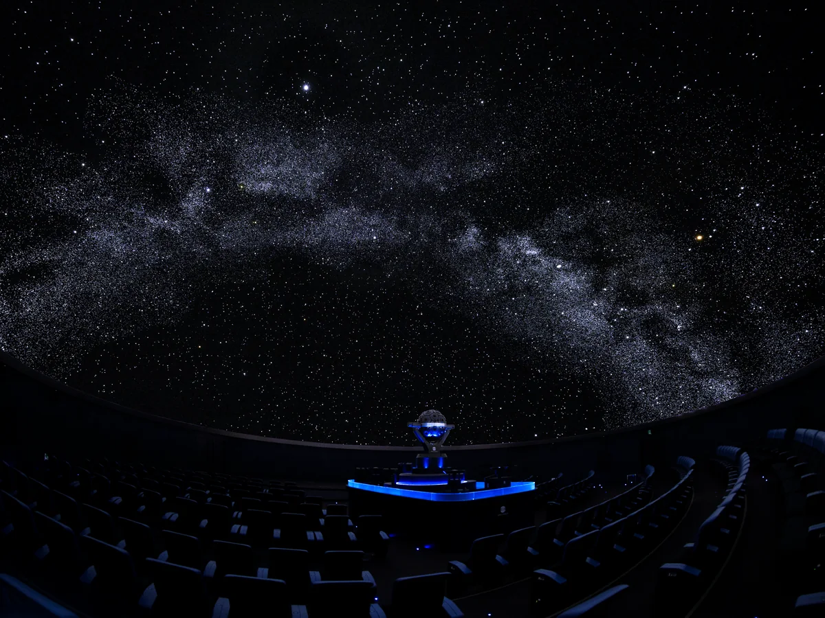 福岡市科学館のドームシアターに投映された天の川と星空