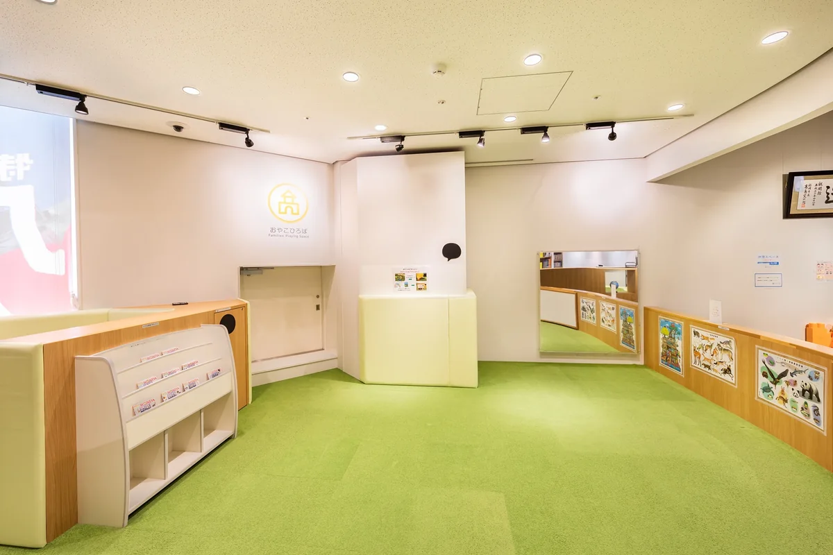 福岡市科学館4階おやこひろばの室内。幼児向けの遊具と休憩スペースがある