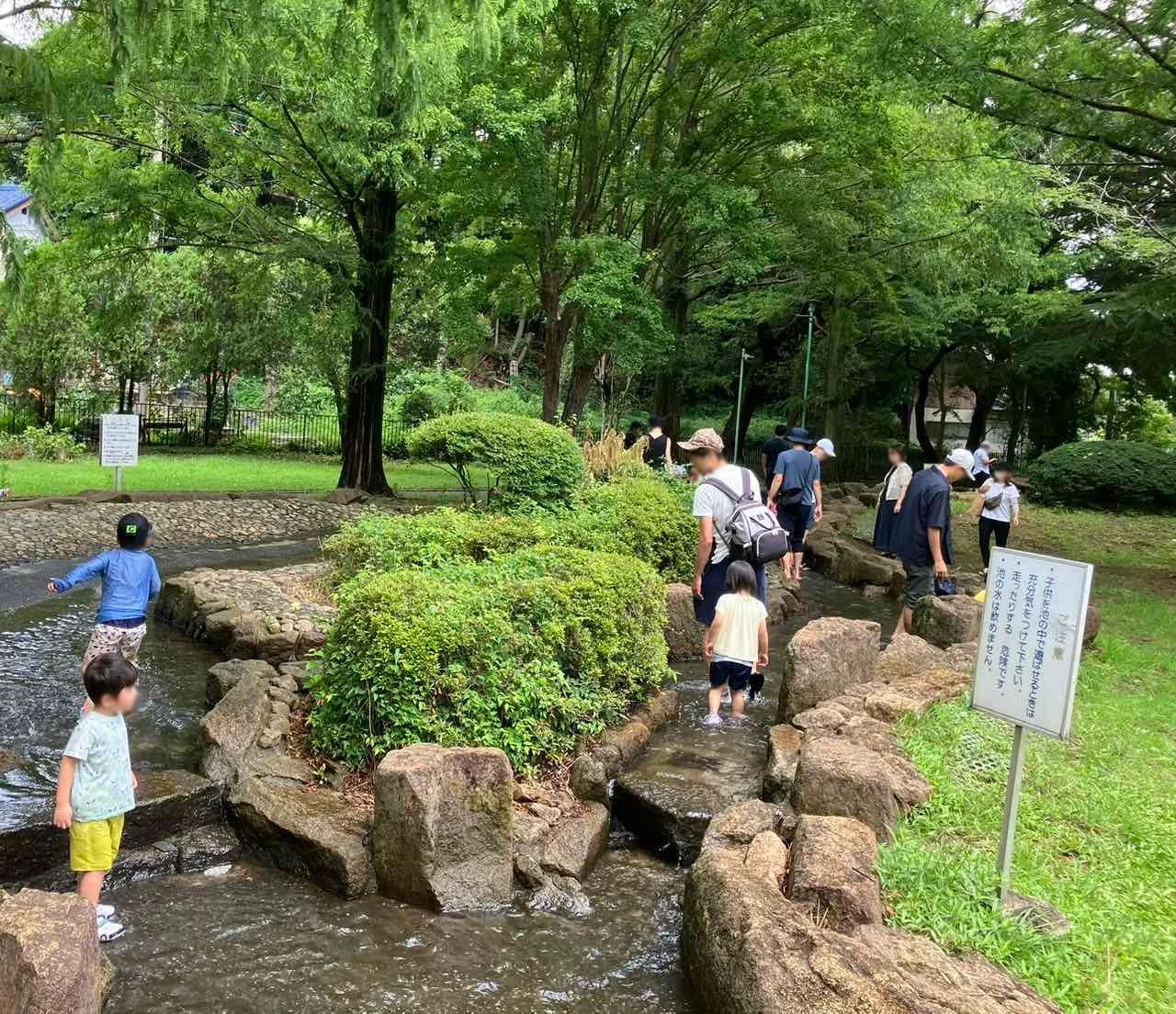 大崎公園のじゃぶじゃぶ池で子どもたちが遊ぶ様子