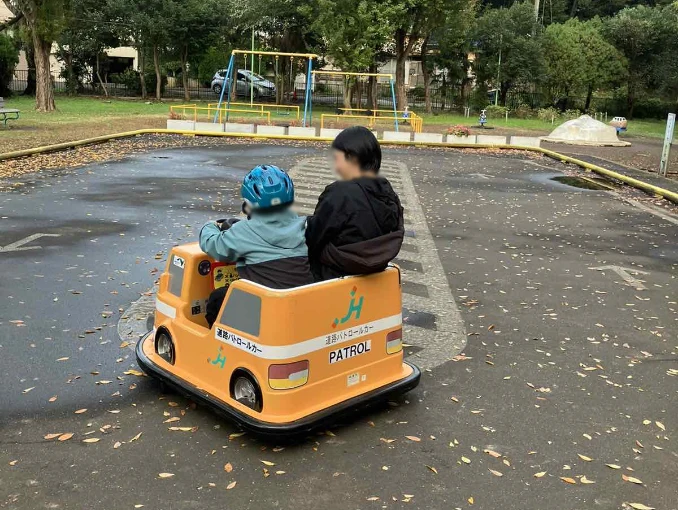 大崎公園のバッテリーカーで遊ぶ子どもたち