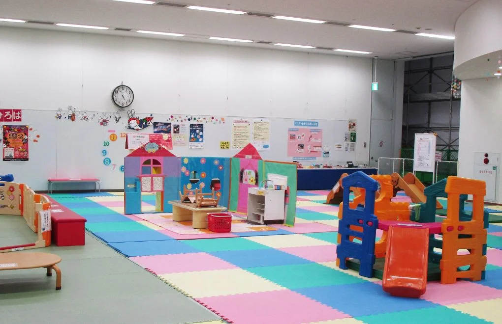 こむこむ館3階のびのび広場。カラフルなマットと幼児向け遊具が並ぶ室内