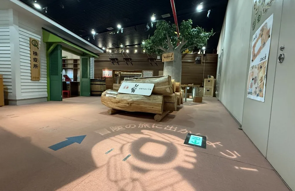 こむこむ館4階常設展示室。船を模した体験展示の入口と館内