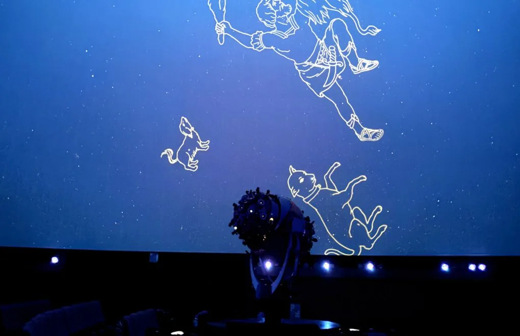 こむこむ館4階プラネタリウム。星空とイラストが投映されたドームと投映機