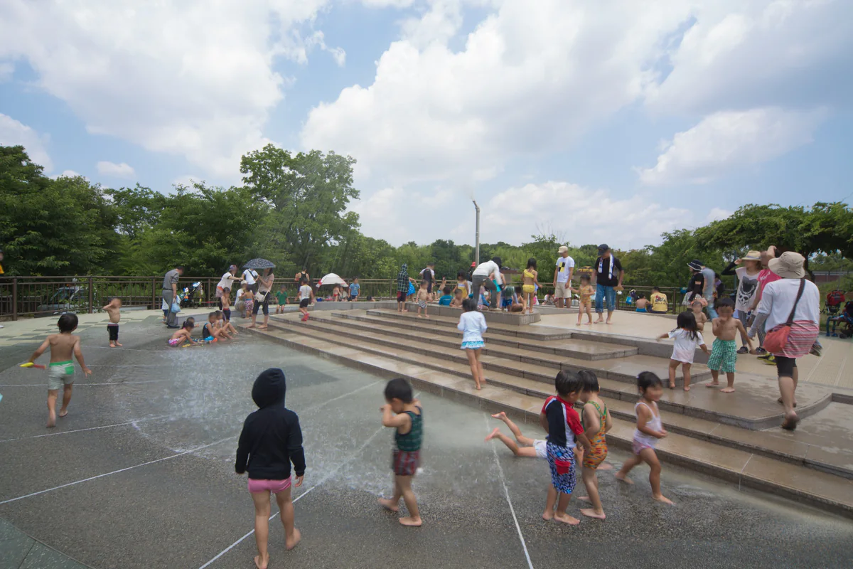 浅い水遊び場で遊ぶ子どもたち。人物の顔はプライバシー保護のためぼかしています