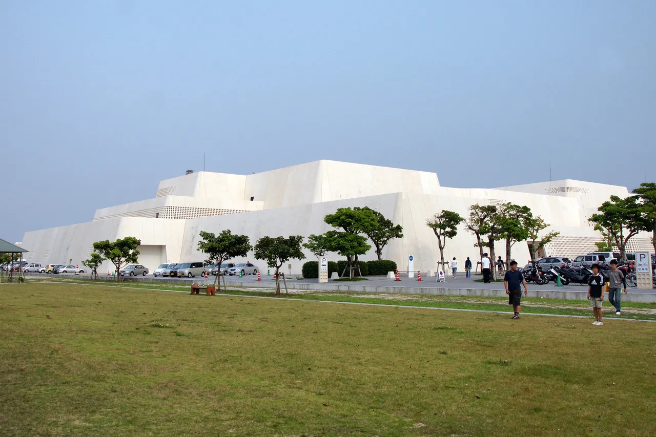 沖縄県立博物館・美術館(おきみゅー)