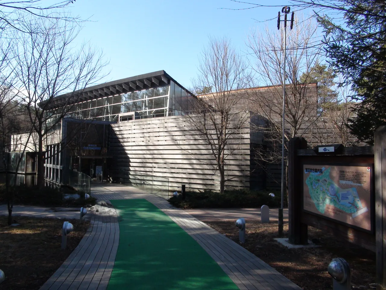 山梨県立富士湧水の里水族館（森の中の水族館。）